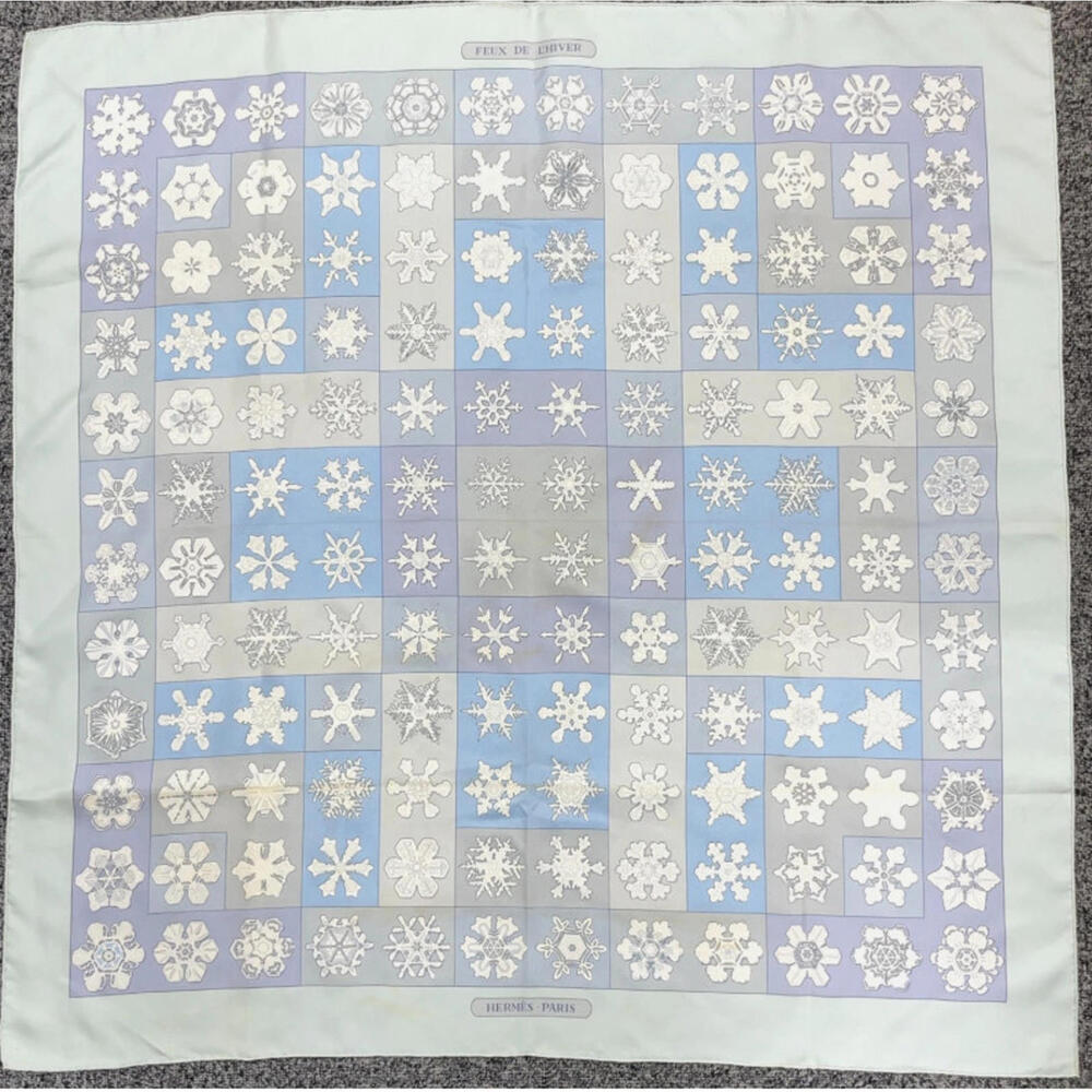 Vintage RARE Hermes FEUX DE L'HIVER Carre 90 Silk 100% Scarf Blue Snowflakes